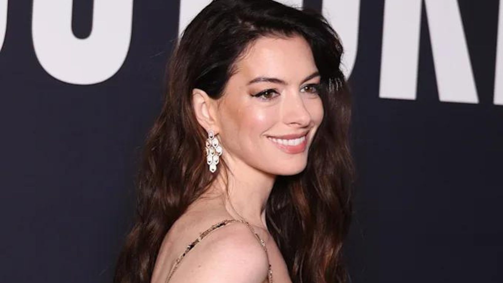 Anne Hathaway deslumbra redes sociales tras baile en antro de París