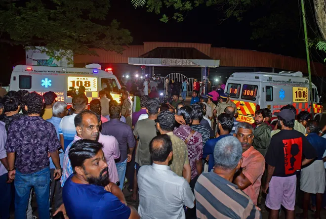 Fallecen cuatro personas durante estampida en universidad de la India