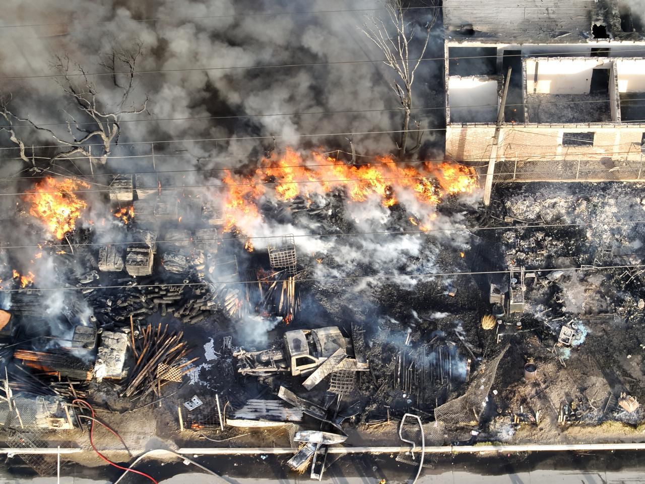 Incendio alcanza local de madera, ferretería y dos casas en Tijuana