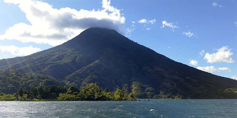 Rescatan a turista extraviado en volcán de Guatemala