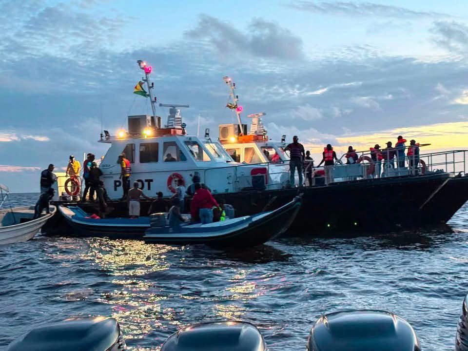 Rescatan a 67 personas tras volcadura de ferry en Guyana