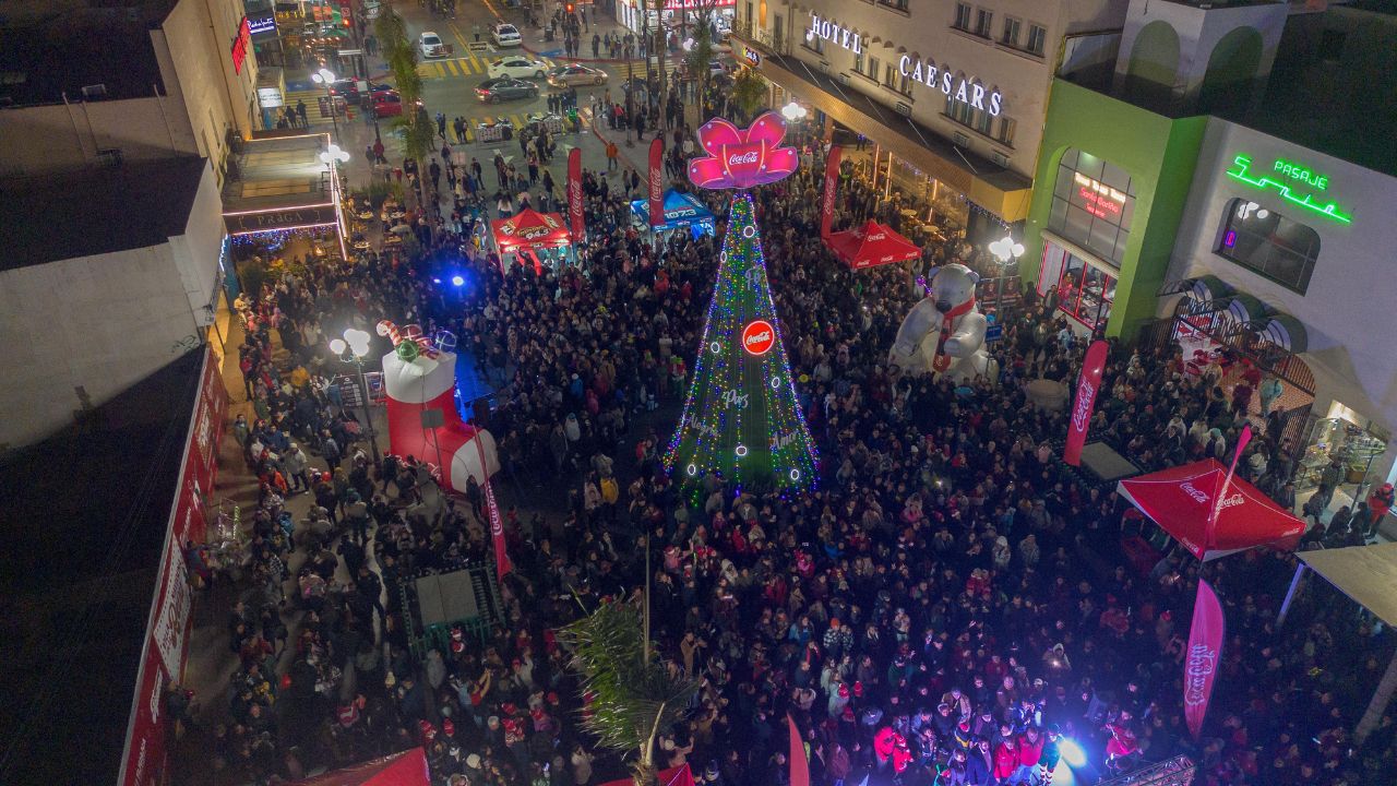 Encendido del árbol de Coca-Cola marca el inicio de las festividades en el Centro Histórico de Tijuana