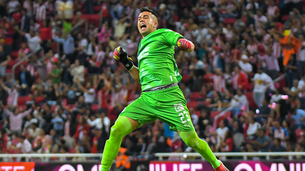 El portero Miguel Jiménez celebra el buen momento de Chivas tras su tercera victoria en fila. (Foto: Twitter @Chivas)