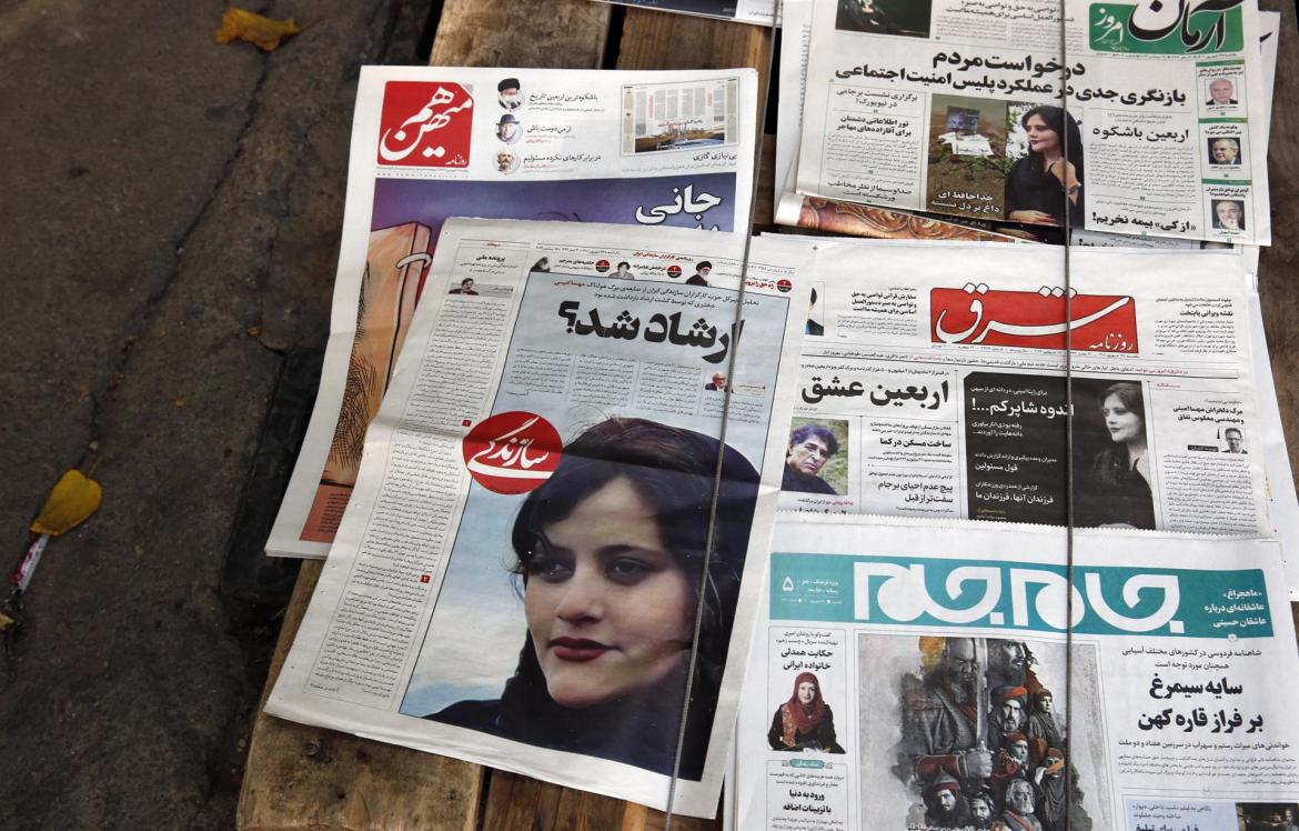 Mujeres en Irán se quitan el velo como protesta por el fallecimiento de una mujer