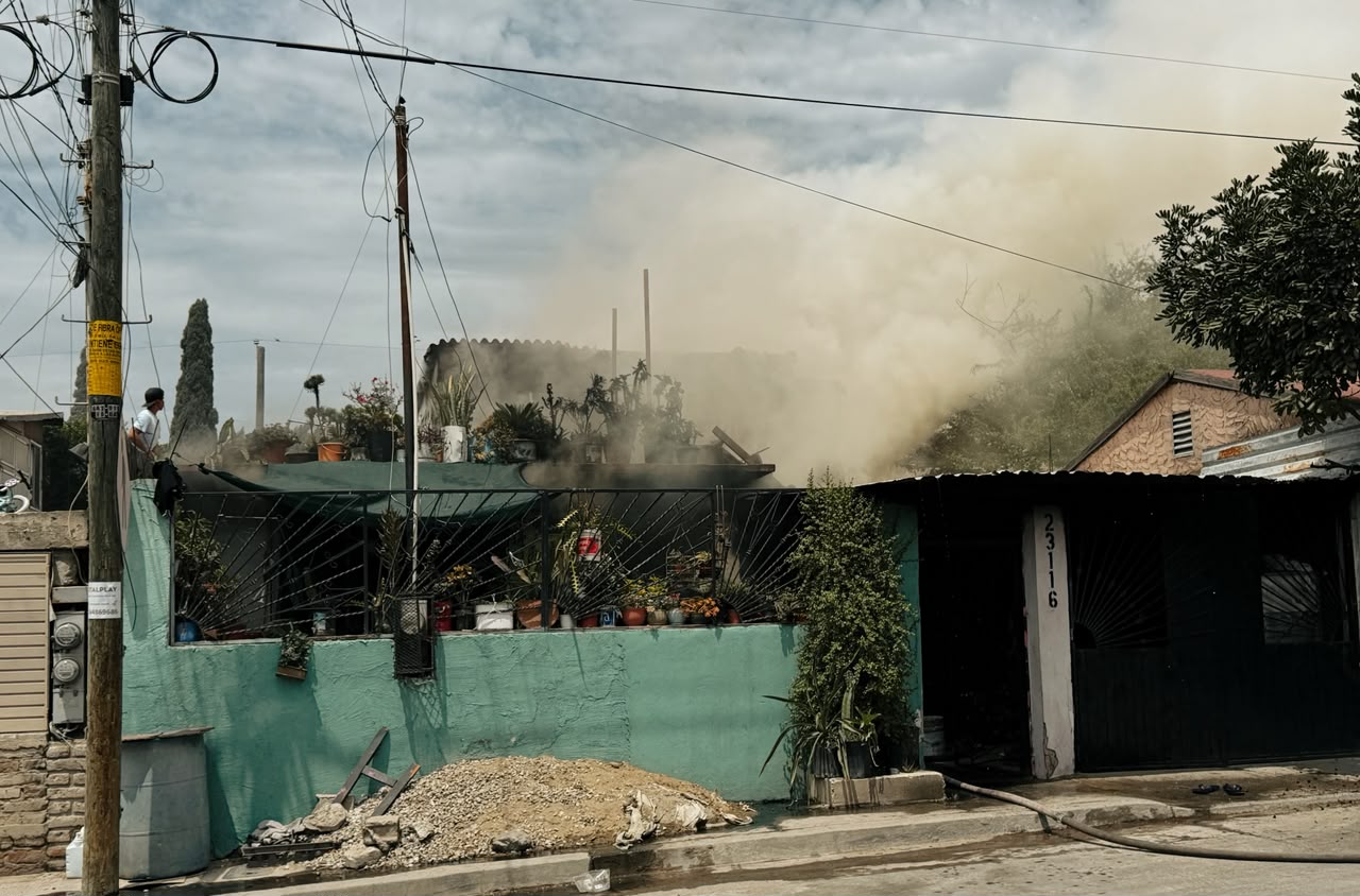 Incendio consume vivienda en la colonia El Pípila; bomberos logran salvar a dos mascotas