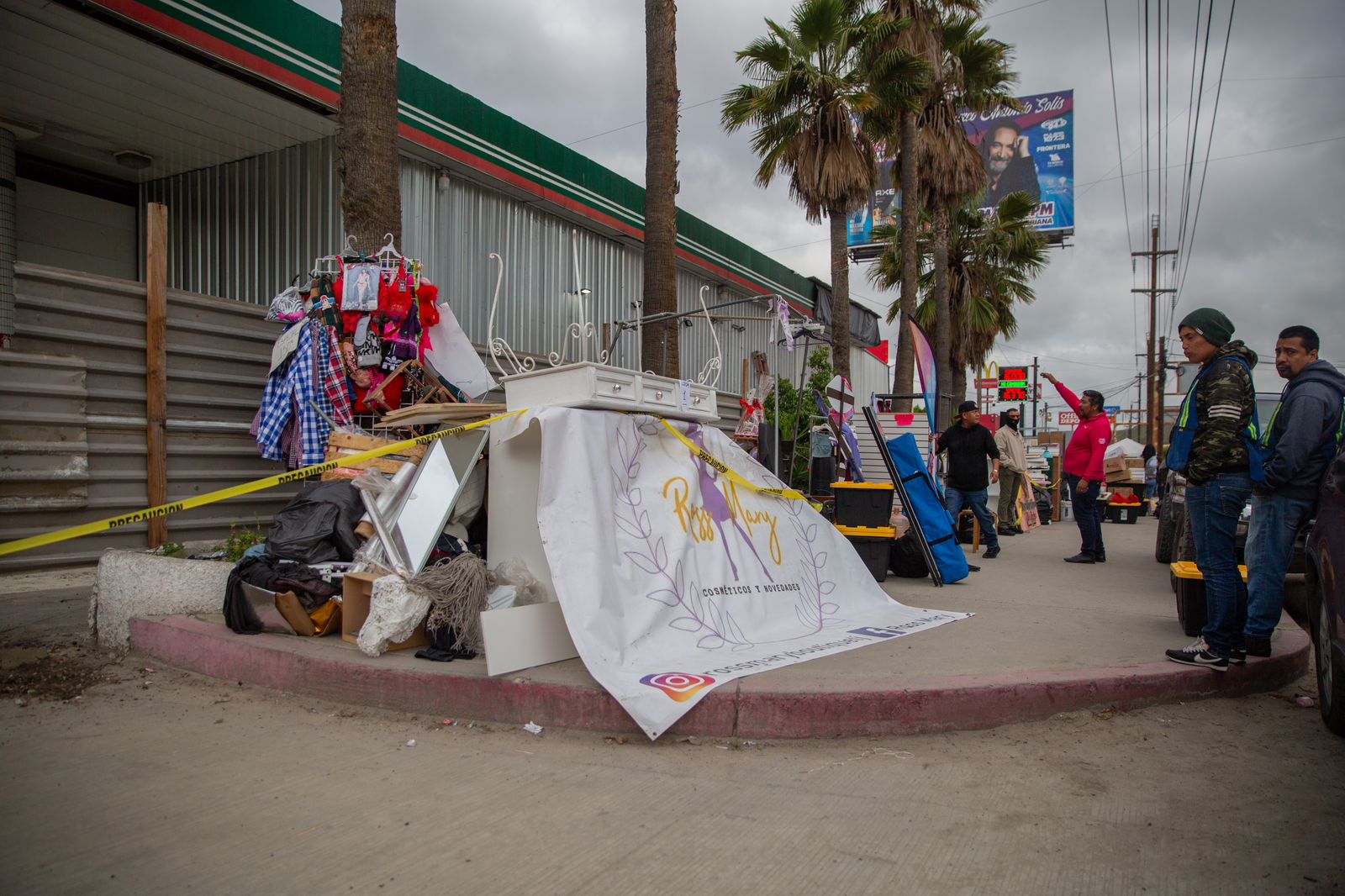 [VIDEO] Desalojan Swapmeet clandestino, dentro de una gasolinera abandonada: Tijuana