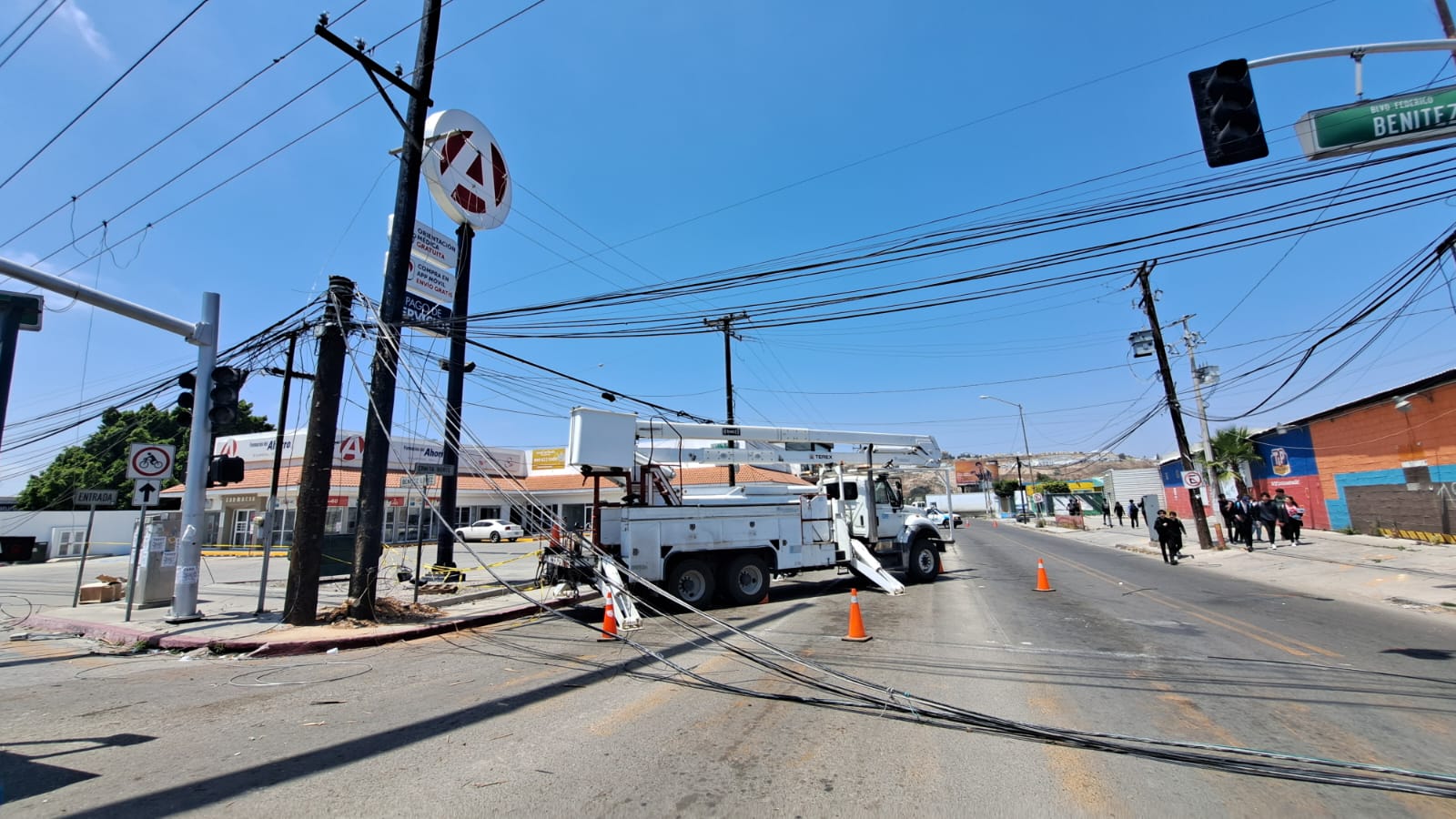 [VIDEO] Continúan las reparaciones de postes caídos en bulevar Benítez: Tijuana