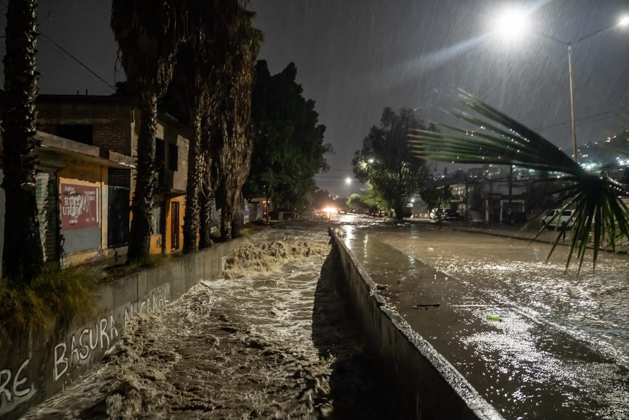 Se desborda canal pluvial en dos colonias de Tijuana tras las lluvias