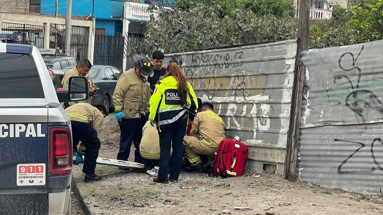 TIJUANA: Mujer resulta lesionada tras caer de una moto en la colonia Terrazas del Valle
