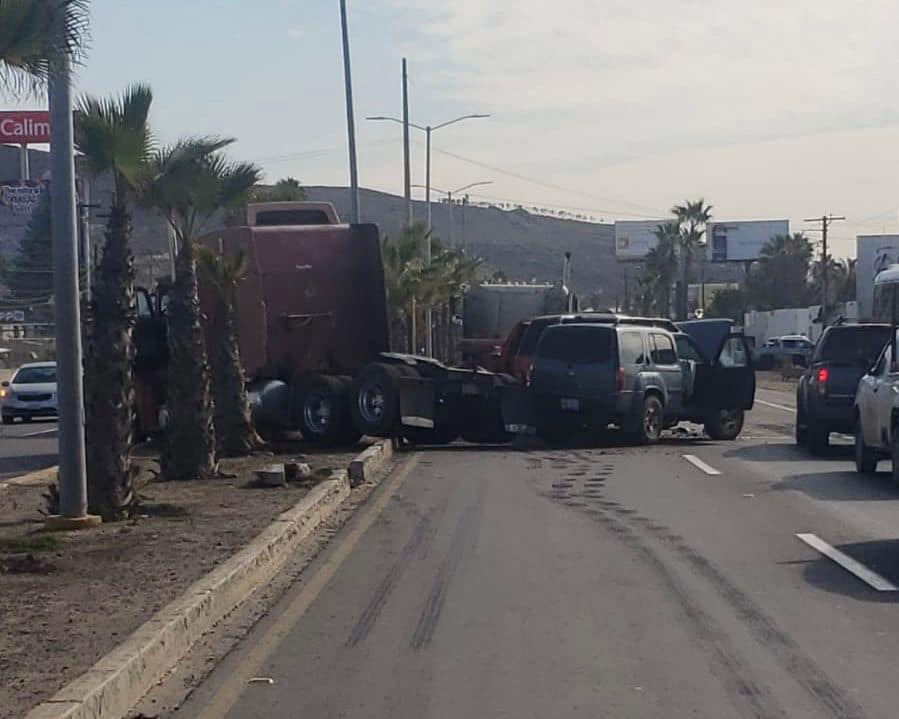 Carambola en carretera a Ensenada atrofia tránsito