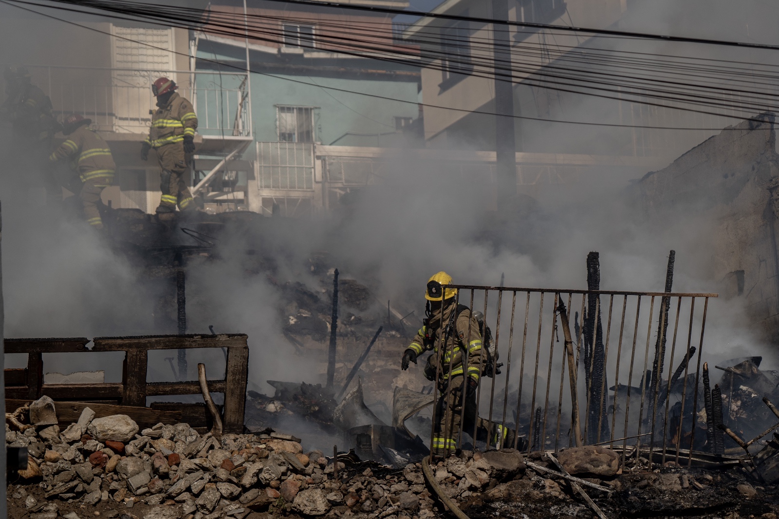 [VÍDEO + GALERÍA] Incendio consume dos casas en la Col. Lomas Taurinas