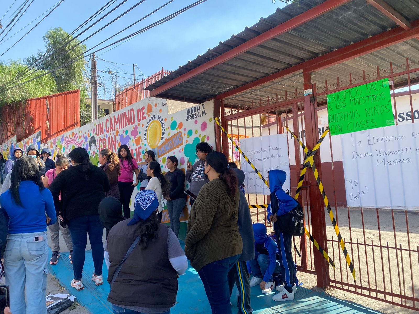 Padres de familia toman la escuela Narciso Bassols por falta de pago a maestros interinos