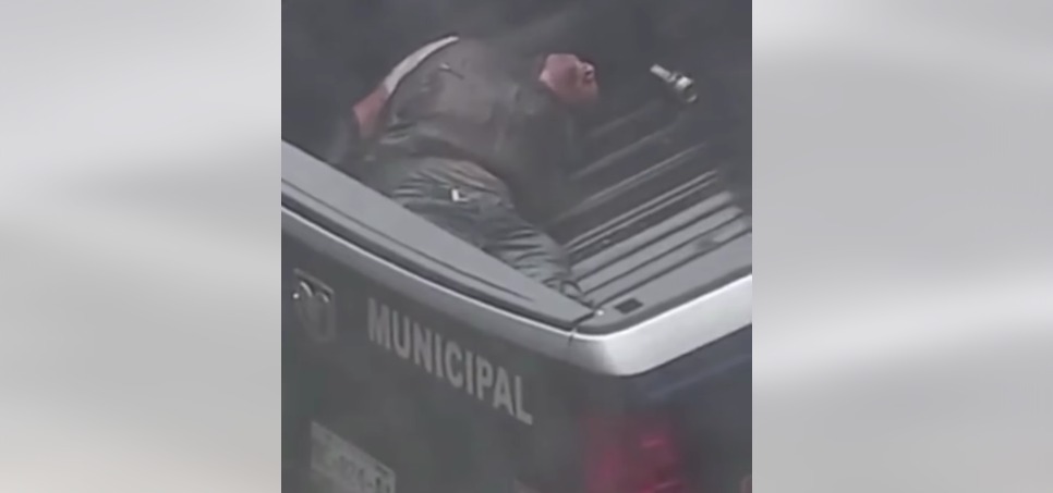 [VIDEO] Policía Municipal de Tijuana deja a detenido bajo la lluvia; responden autoridades