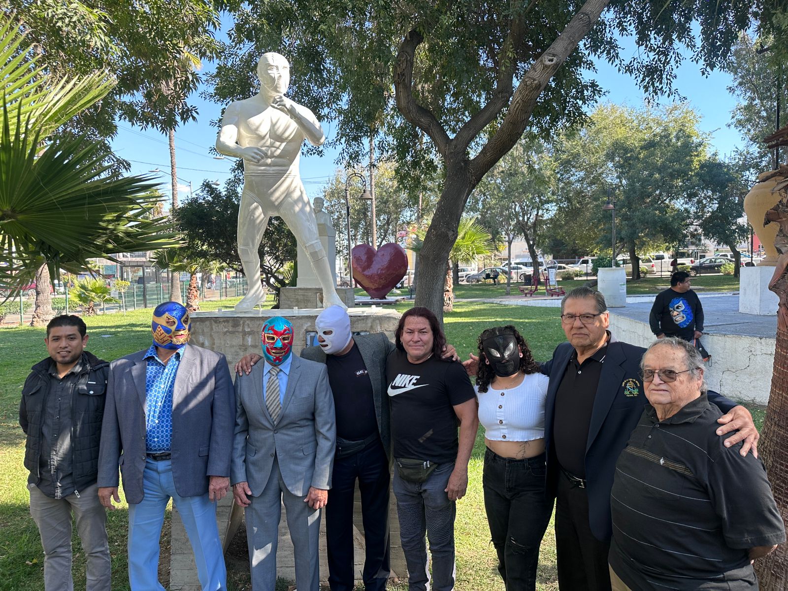 Develan estatua del Luchador en Tijuana