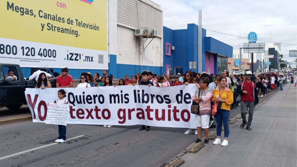 Continúan las marchas en Chihuahua en favor del reparto de libros