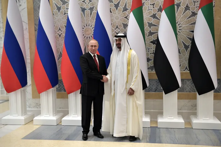 Presidente Vladimir Putin, de Rusia, junto al presidente Mohamed bin Zayed Al Nahyan, de Arabia Saudita IFOTO: Alexei Nikolsky/Kremlin
