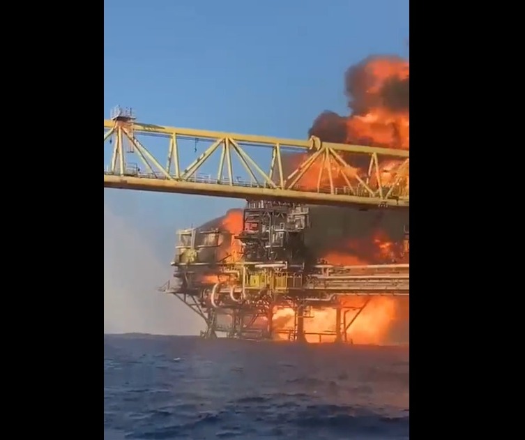 Explosión e incendio en plataforma de Pemex