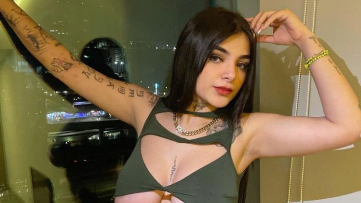 Karely Ruiz hace compras en vestido de cuero con pronunciado escote