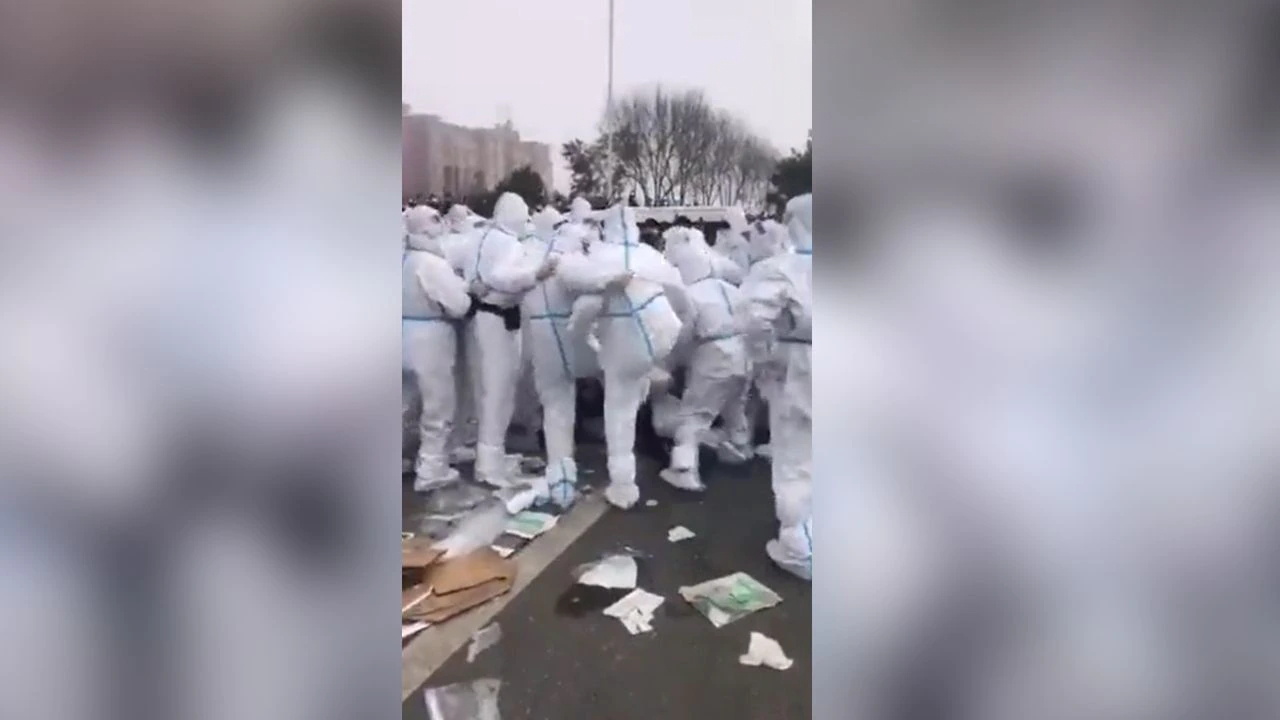 Trabajadores chinos de la fabrica más grande de Iphone salen a protestar