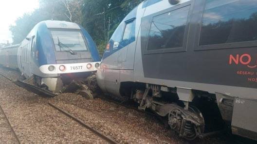 Tren con 186 pasajeros se descarrila en Francia; reportan 44 heridos