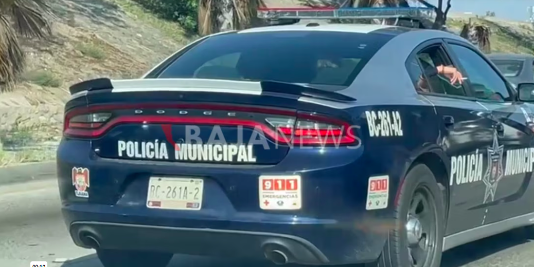 [VIDEO] Captan a policías de Tijuana fumando en su unidad