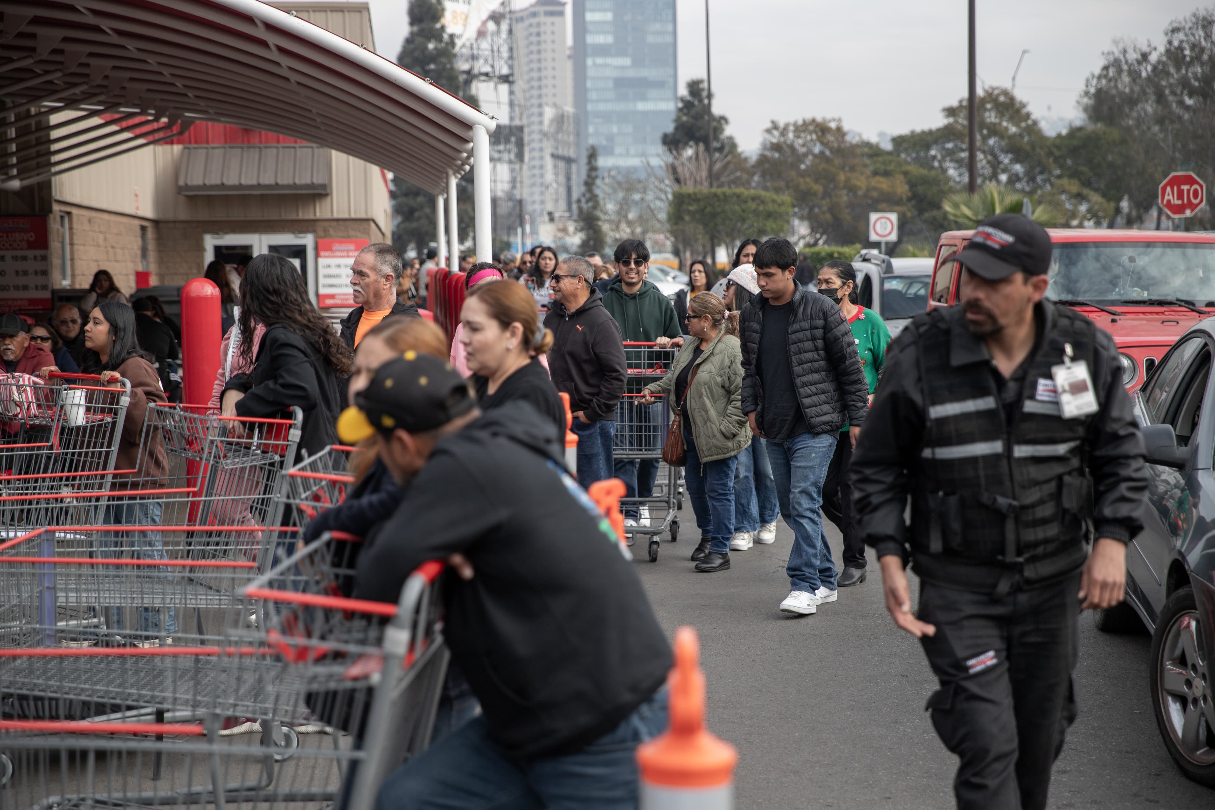 ¡Costco locura!: Cientos de personas realizan las compras navideñas de último momento