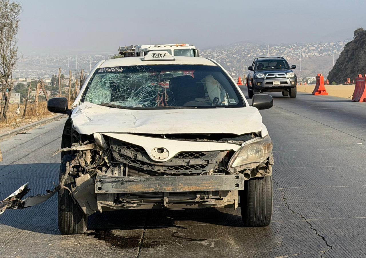 TIJUANA: Se queda dormido al volante y choca taxi contra tráiler