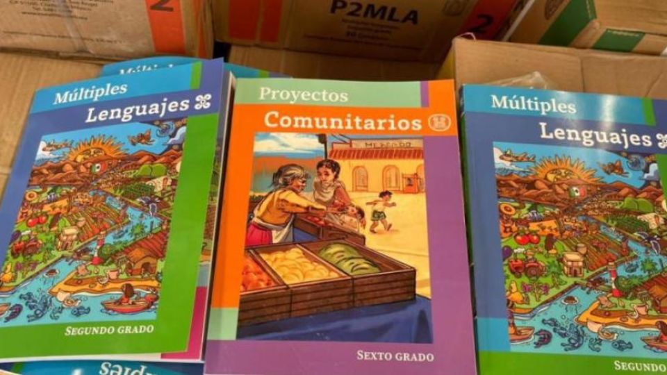 Defienden su trabajo creadores de libros de texto gratuito