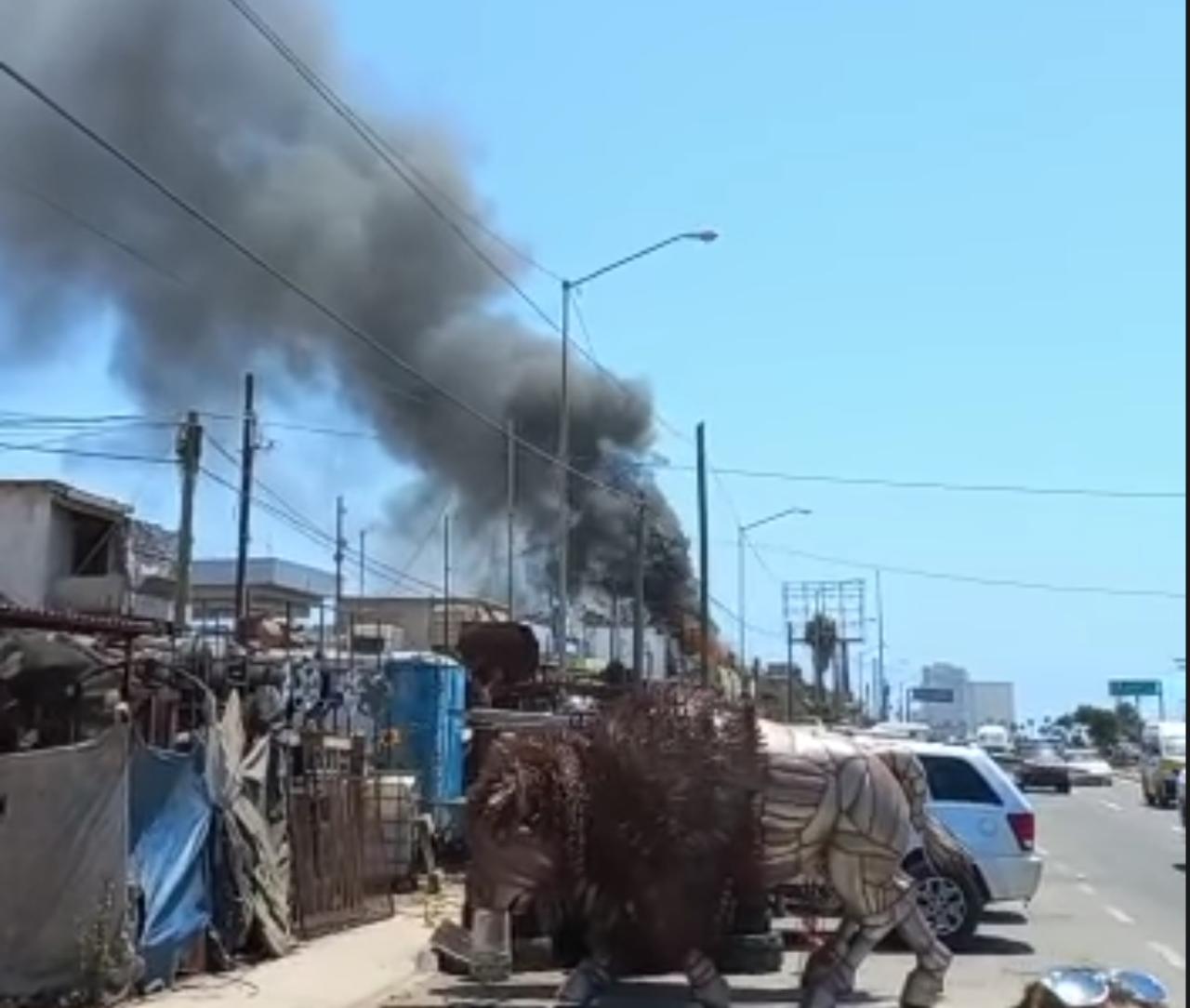 Incendio en "Curios" de Popotla