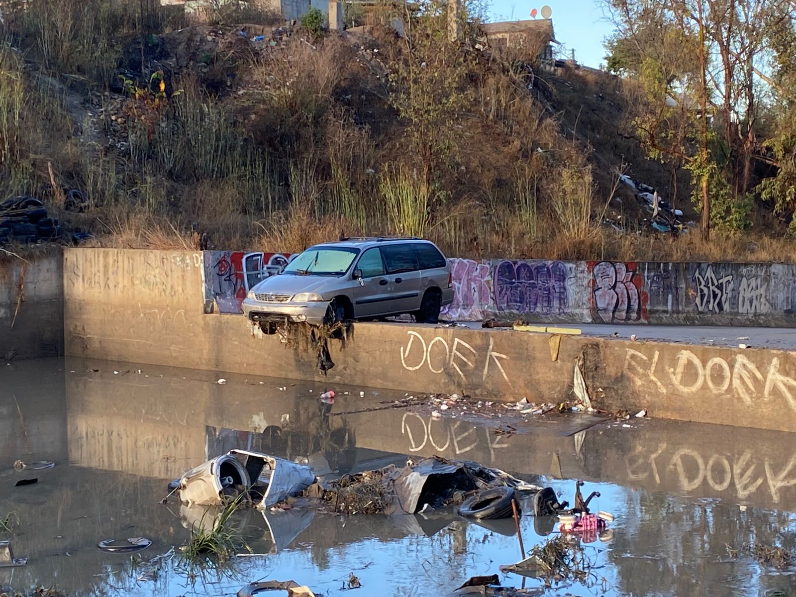 [VÍDEO] Jóvenes fueron arrastrados por la lluvia y están desaparecidos: Tijuana