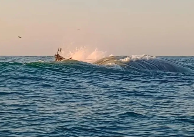 Rescatan a tripulantes de barco hundido en Comandú BCS