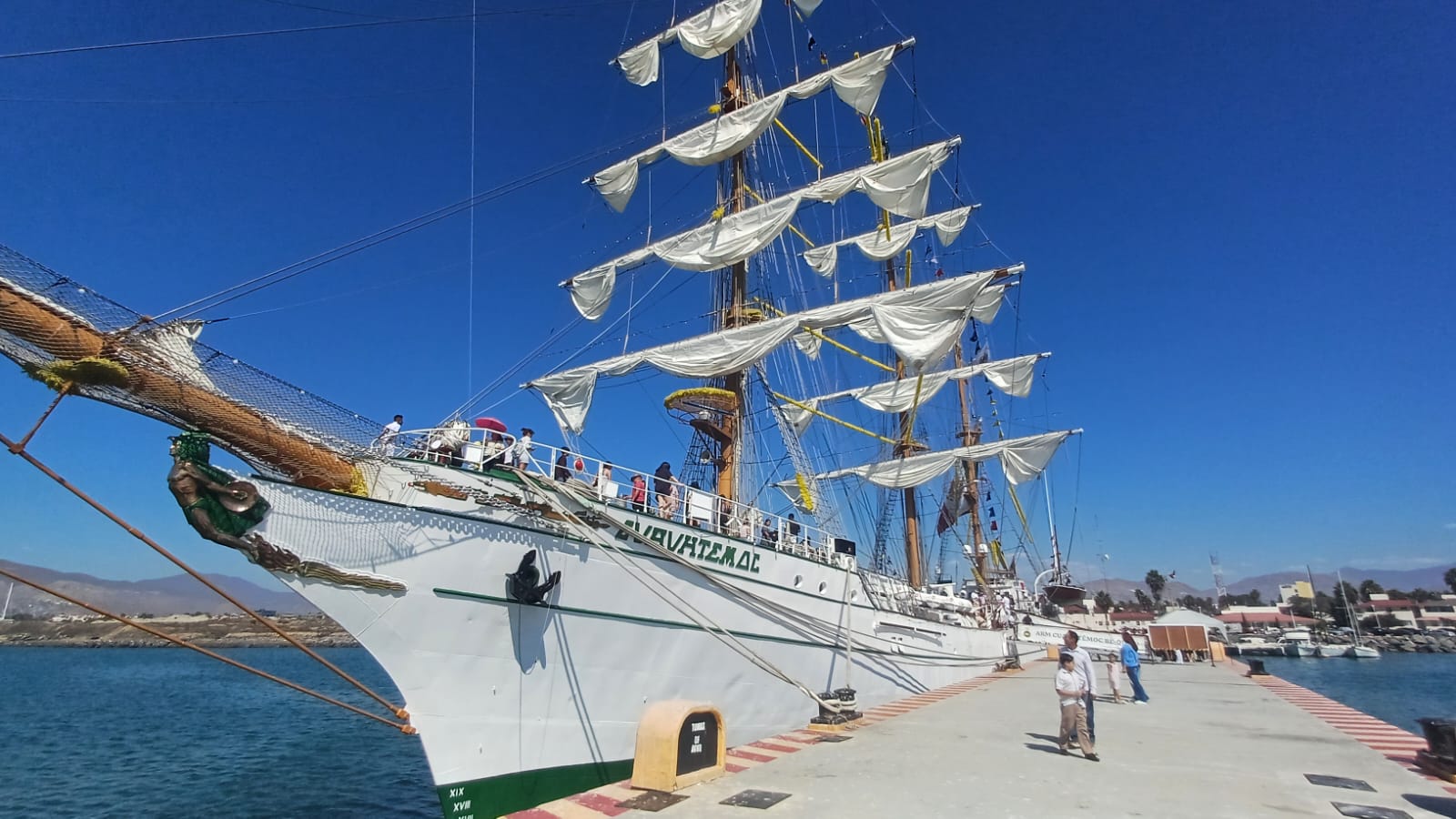 Miles de personas visitan el Buque Escuela Velero Cuauhtémoc en Ensenada