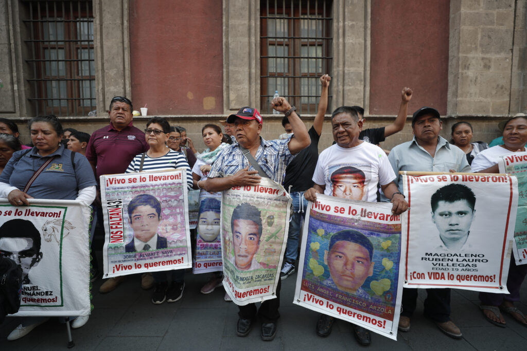 Exigen padres de Ayotzinapa enlace entre AMLO y Sheinbaum