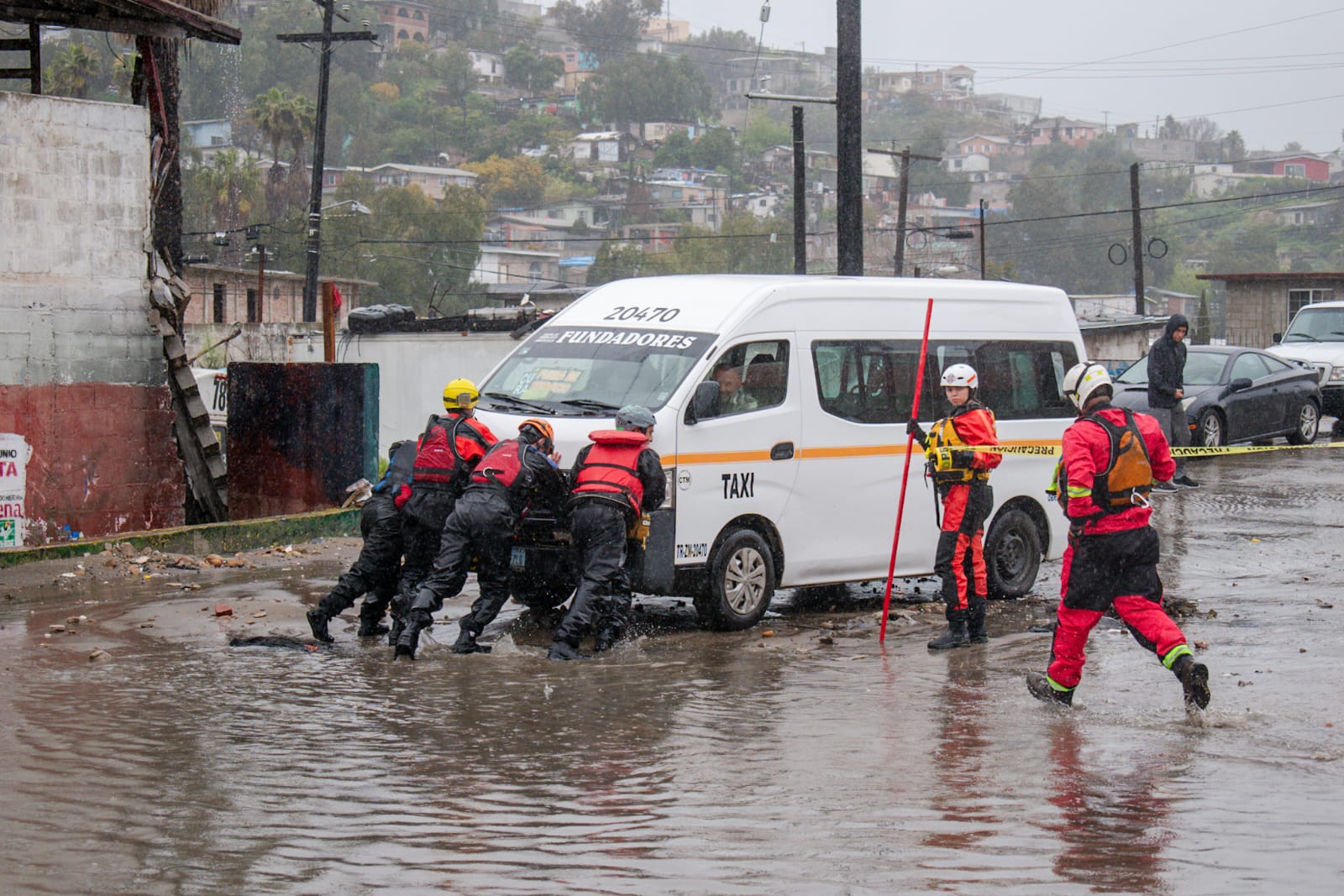 [VIDEO] Se queda varado un taxi en inundación por lluvias: Obrera