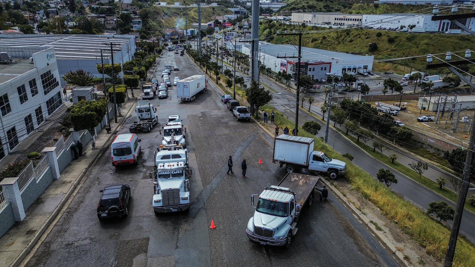 [VIDEO] Fuerte choque termina en volcadura: Tijuana