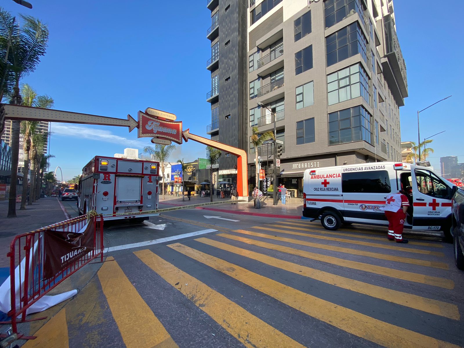 Elementos de bomberos se encuentran en el sitio tratando de sofocar el siniestro