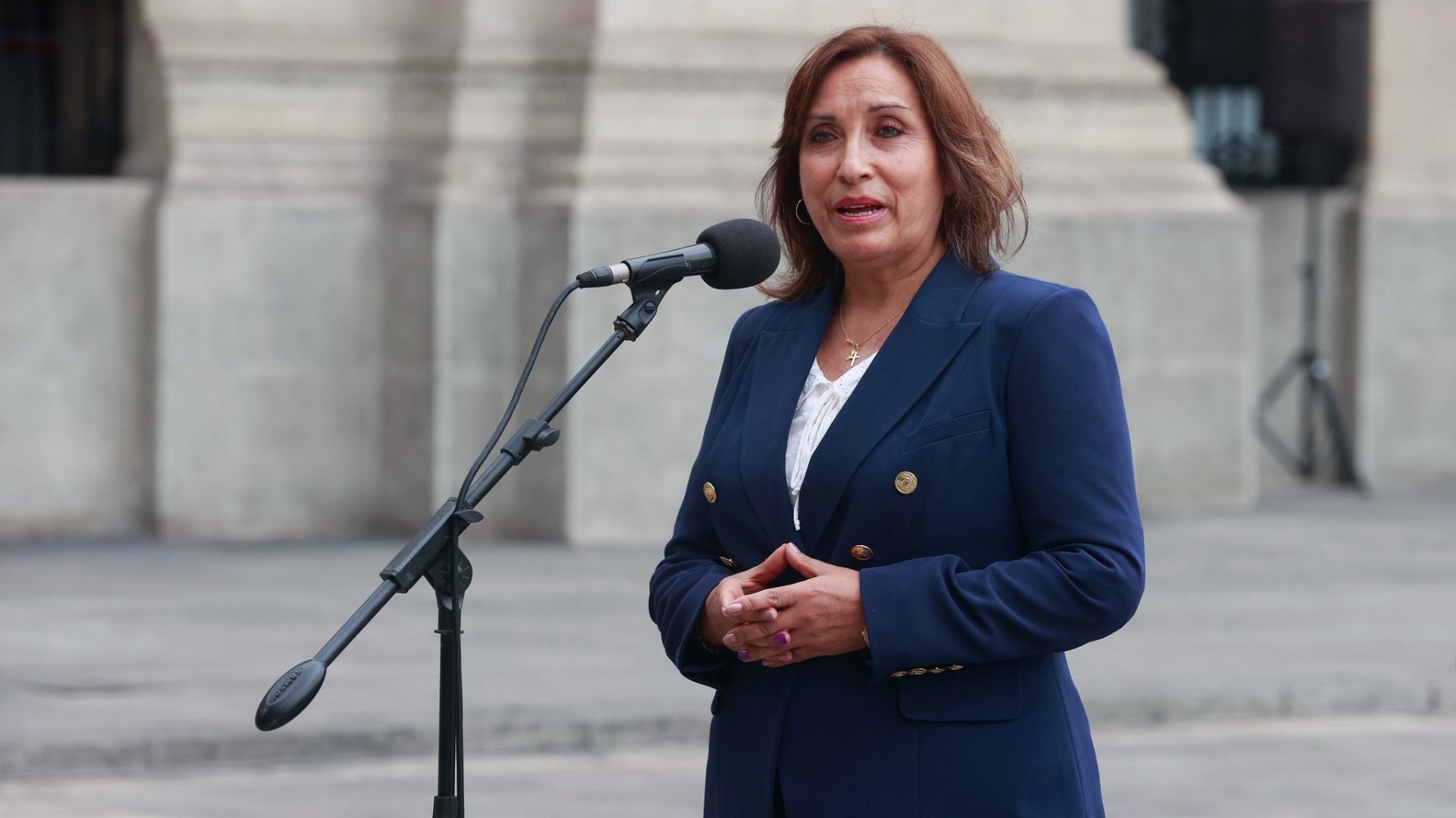 Entre protestas y descontento social, presidenta de Perú intenta estabilizar la democracia