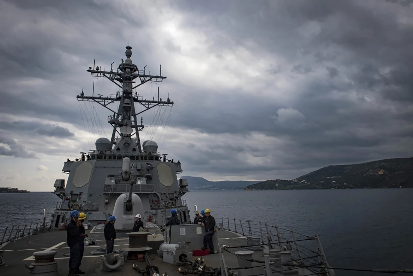 Atacan buque de guerra estadounidense en el Mar Rojo