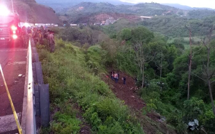 Autobús de línea Elite se desbarranca en Tepic