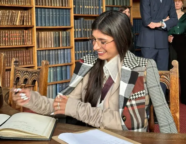 Mia Khalifa, ex actriz de cine para adultos, da clases en Oxford