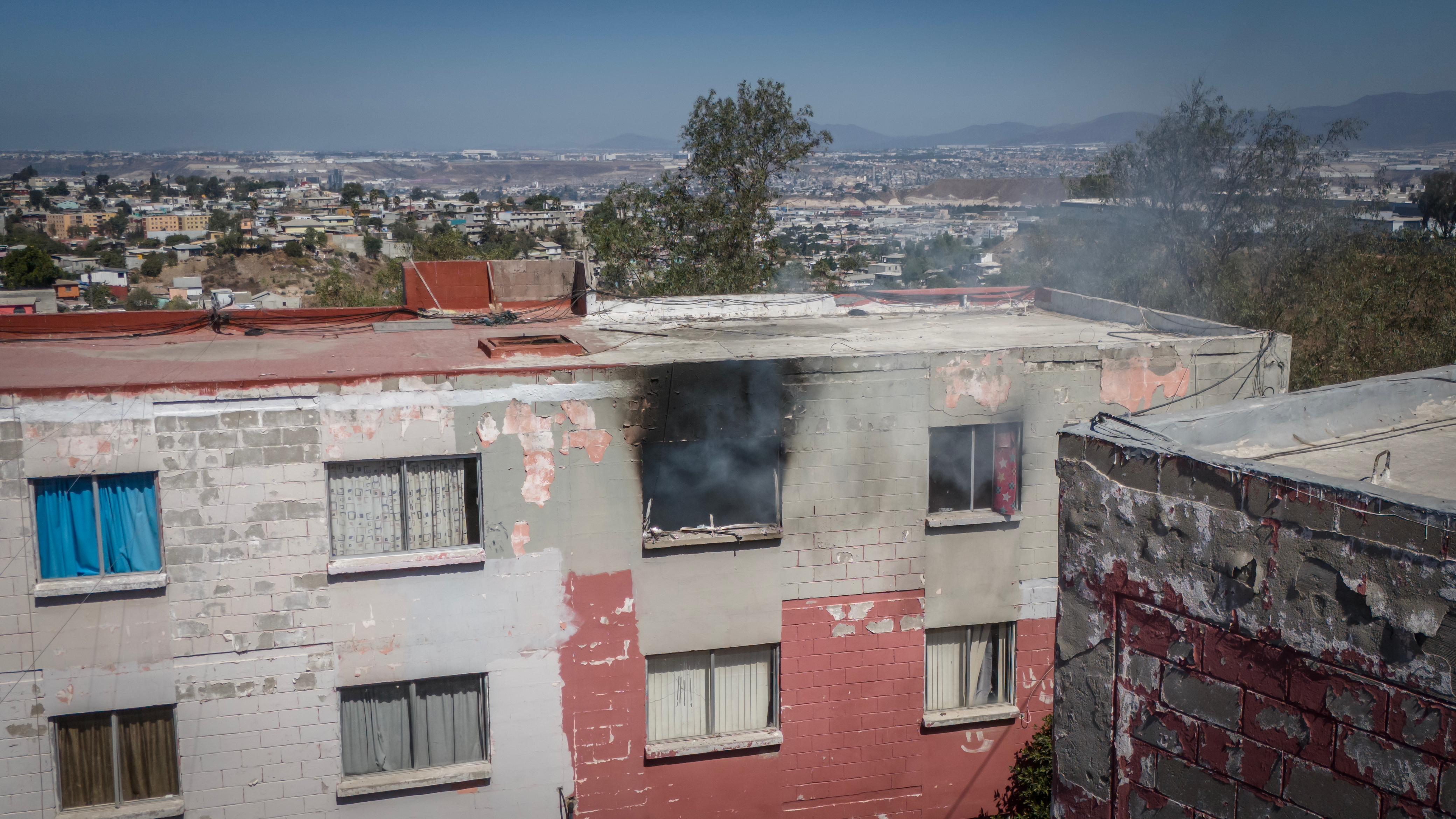 [VIDEO] Vecinos rescatan a dos niñas de incendio: Tijuana