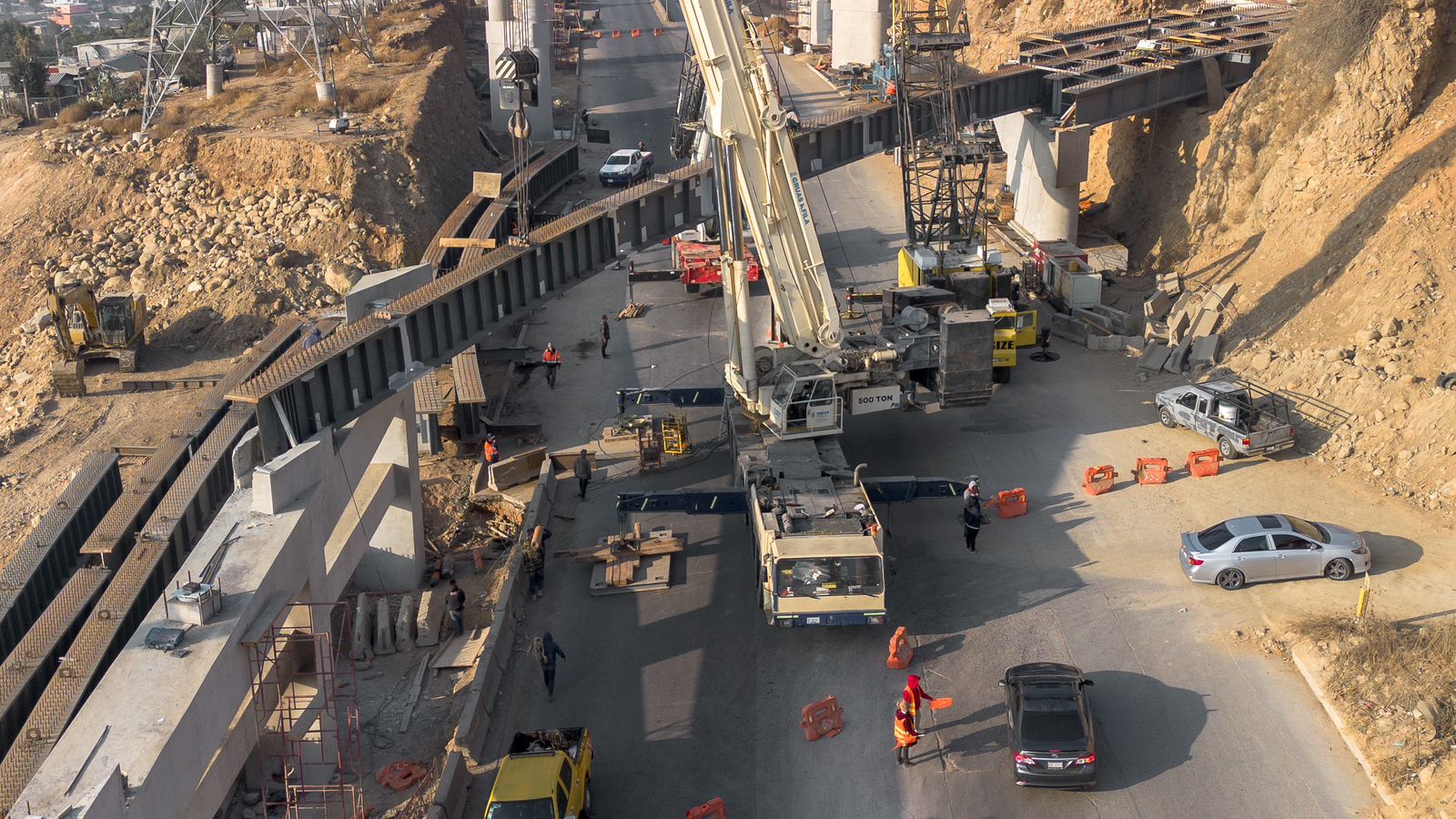 [VIDEO] Cierran bulevar Alberto Limón Padilla por colocación de viga en el puente de la garita Otay 2