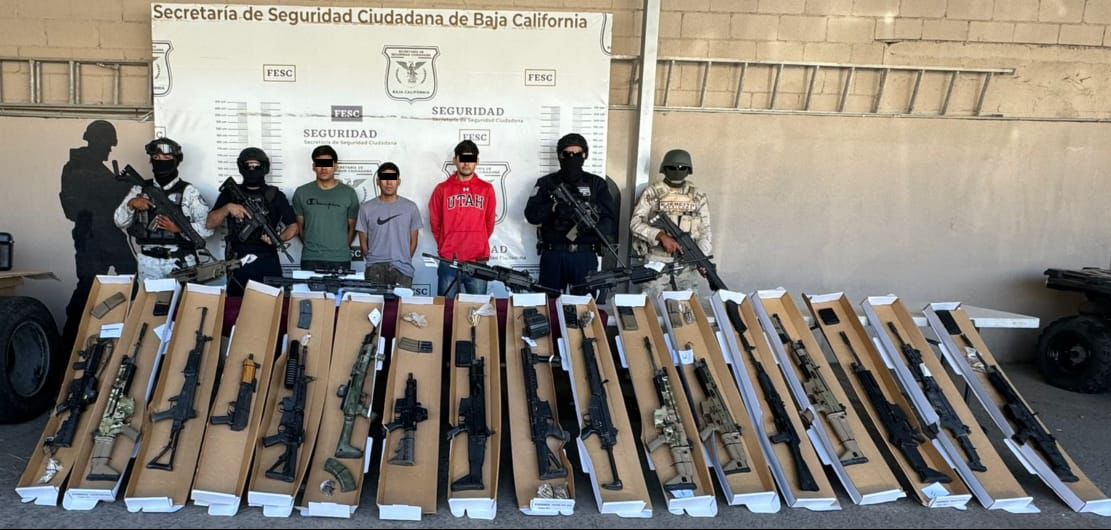 Detienen a tres hombres y aseguran 21 armas en Mexicali