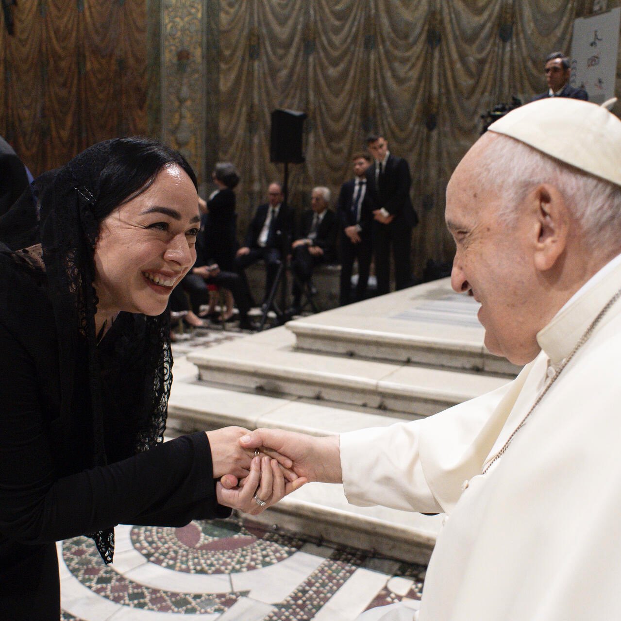 Carla Morrison presume encuentro con el Papa Francisco en el Vaticano y es criticada