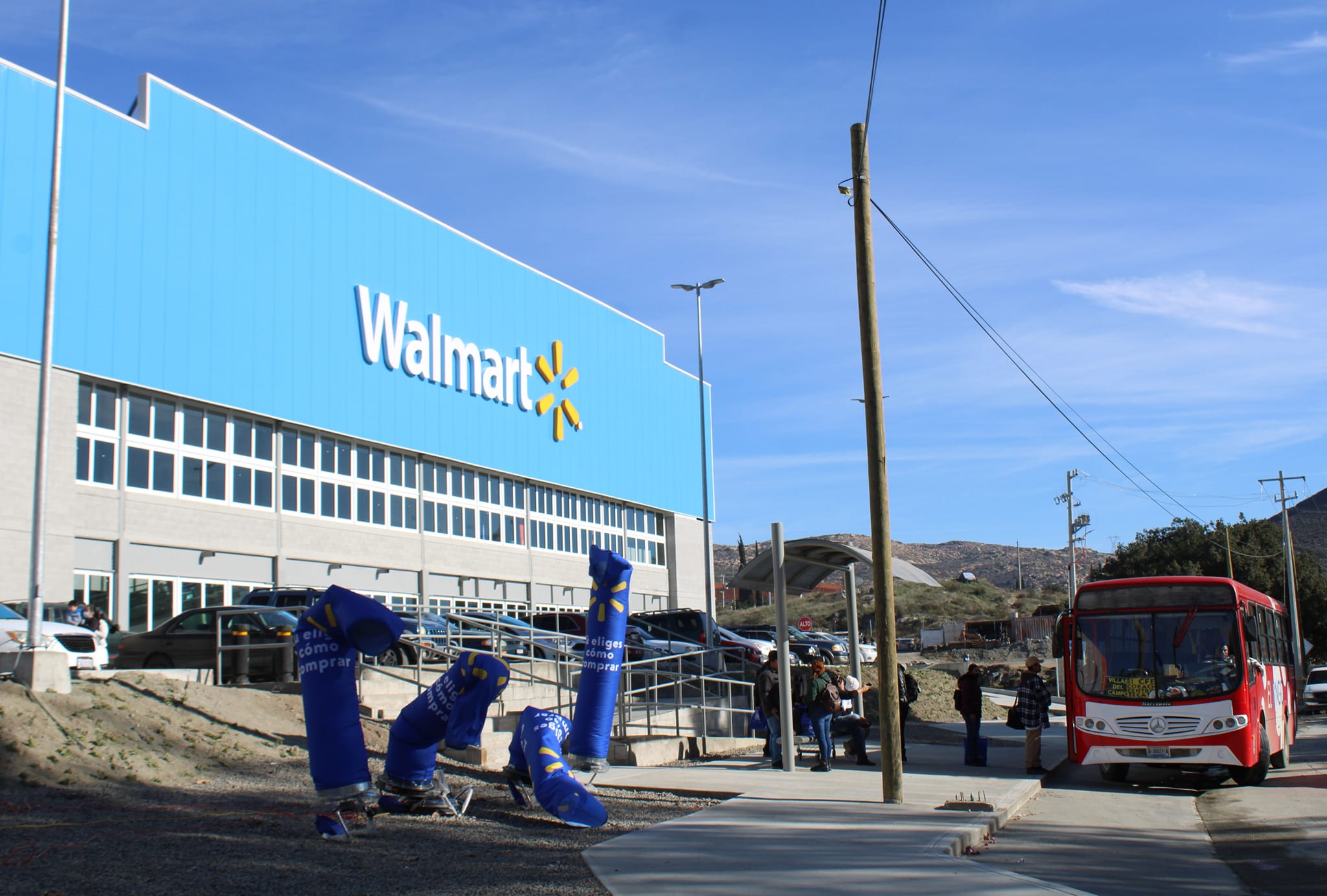 [IMÁGENES] Abren la primera “Walmart” en Tecate y paraliza la ciudad