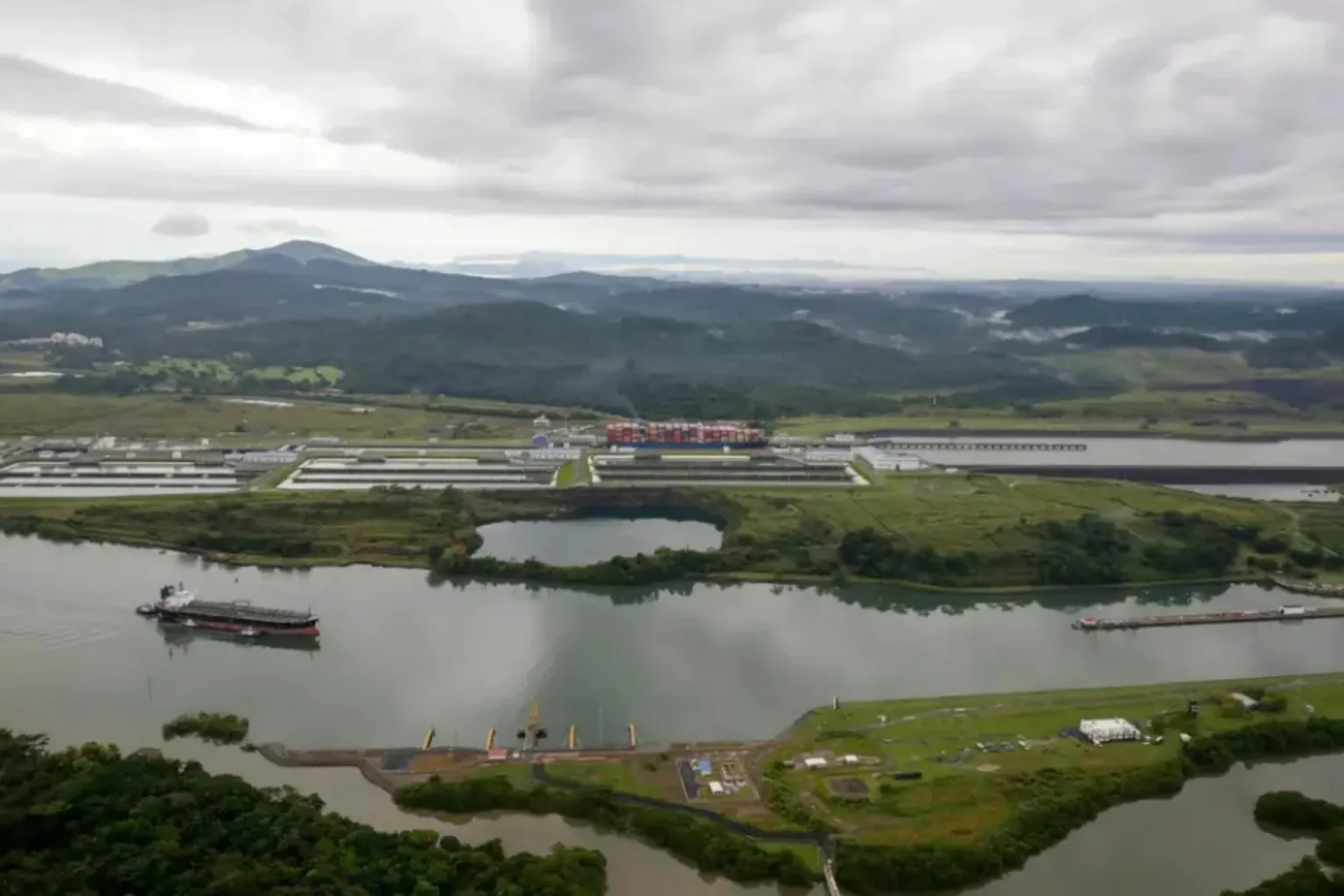 Trump cuestiona tarifas del Canal de Panamá y amenaza con exigir su devolución