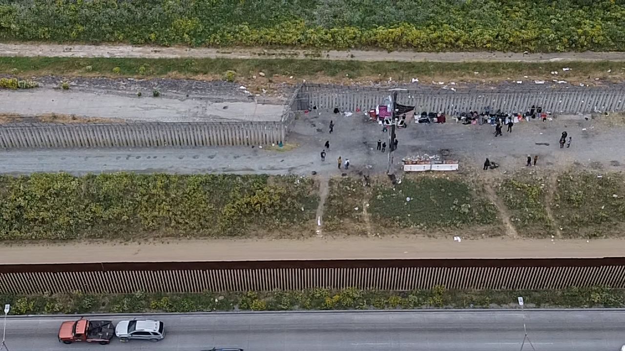 Aumenta frustración entre migrantes varados en muro fronterizo de Tijuana