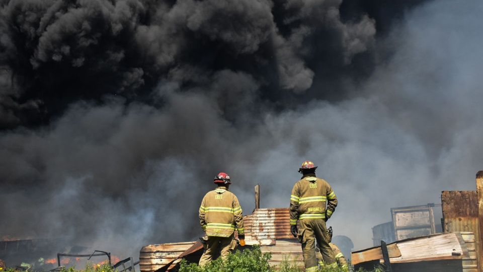 Se registra fuerte incendio en el parque industrial Los Pinos. I FOTO: BorderZoom