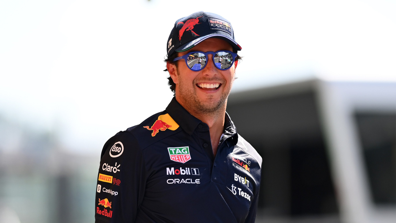 Sergio Pérez buscará sumar puntos, pero también tiene que despejar el camino para una remontada de Max Verstappen. (Foto: Twitter: @redbullMEX)