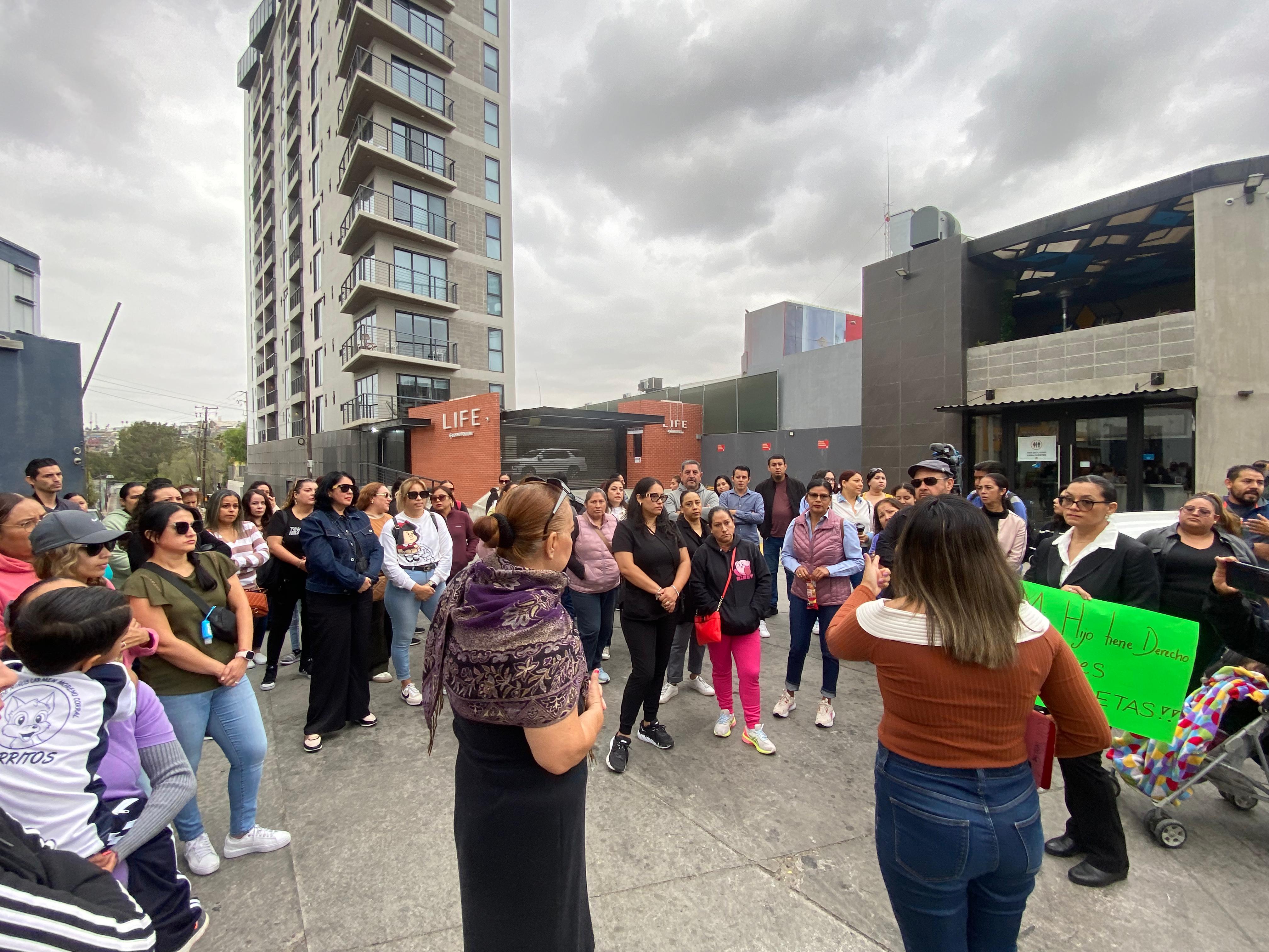 Exigen plantilla completa de docentes; Padres de familia de “la Poli”